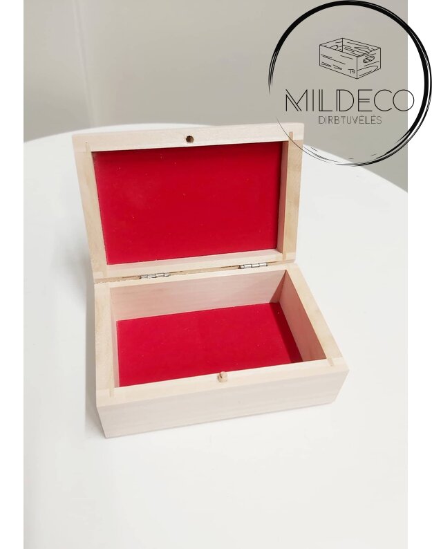 Medinė dėžutė raudonu pamušalu  13x8,5x5 cm
