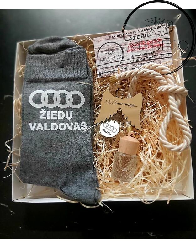 Audi fanui komplektas: Automobilio pakabukas / kvapukas +kojinės 