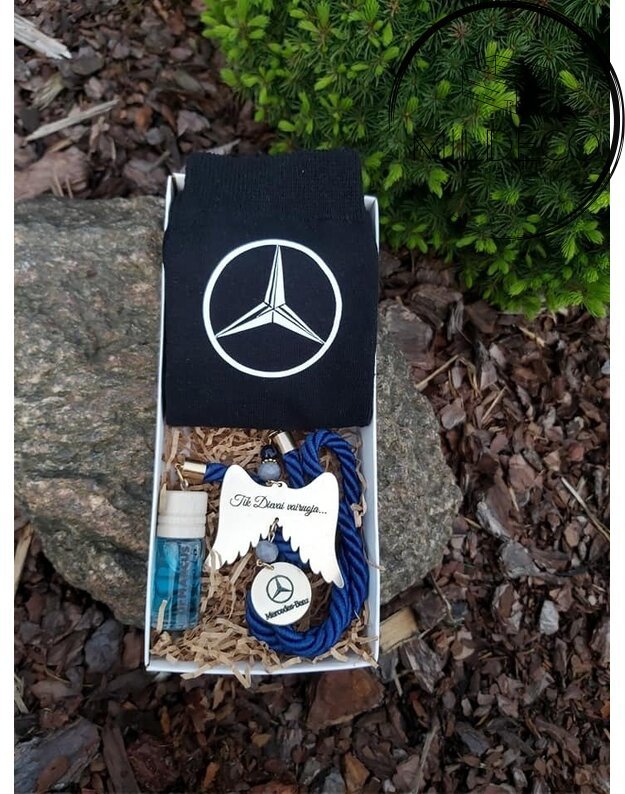 Komplektas Mercedes fanui: automobilio pakabukas / kvapas "Tik Dievai vairuoja... mercedes"+ kojinės 